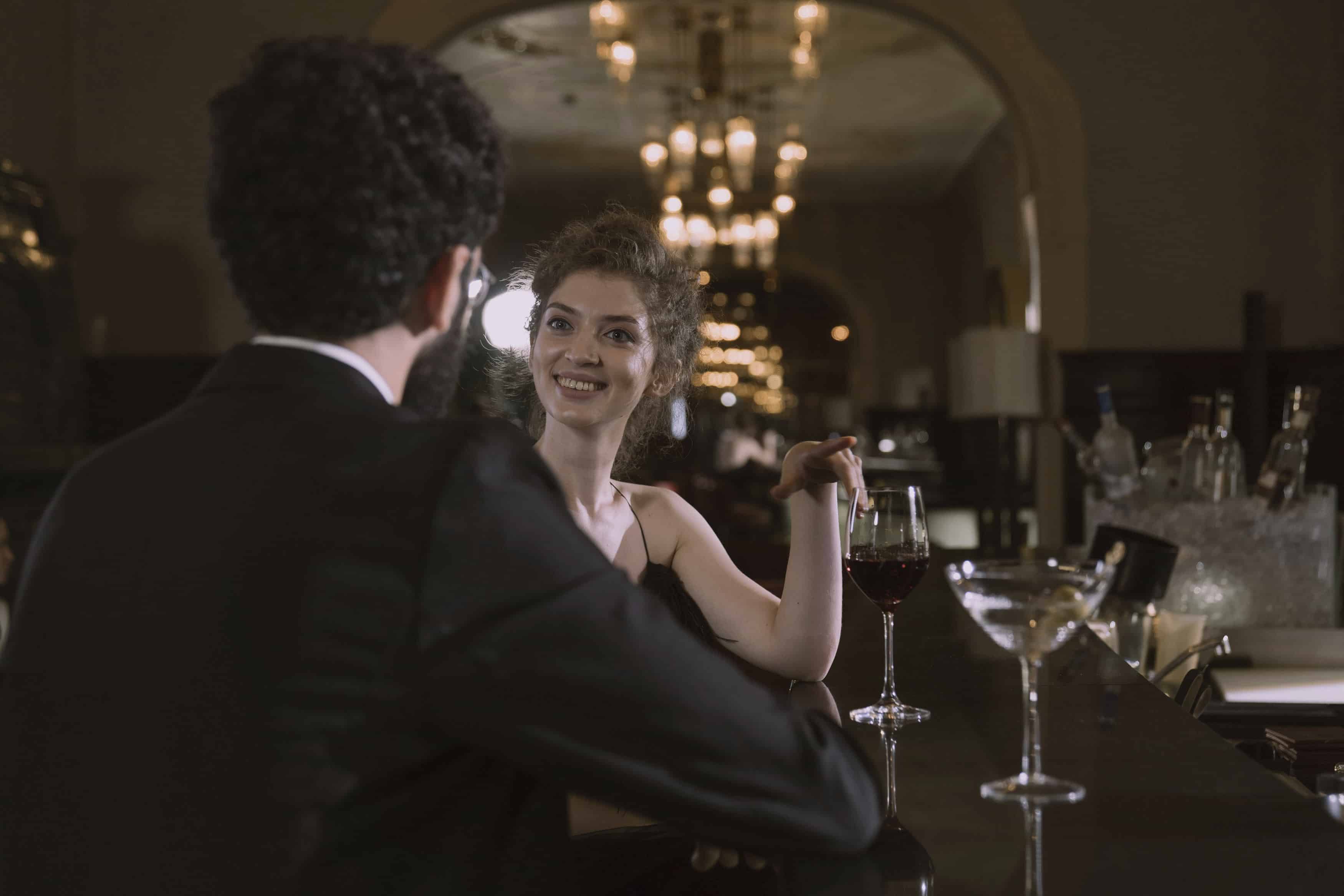 Pareja disfrutando una bebida